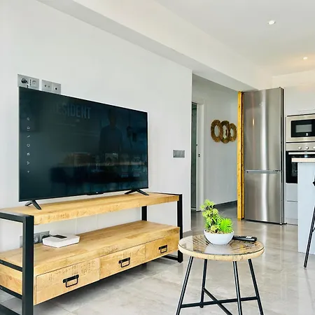 Stylish Sea-view Apartment